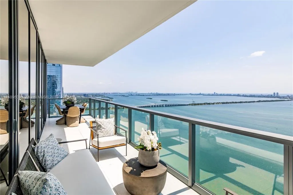 Flat 254m² in USA, Miami. Priced at 4156500€ rent photo-23