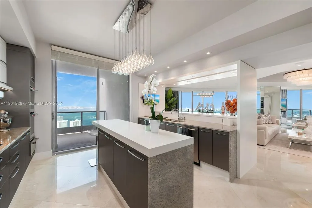 Flat 254m² in USA, Miami. Priced at 4156500€ rent photo-24