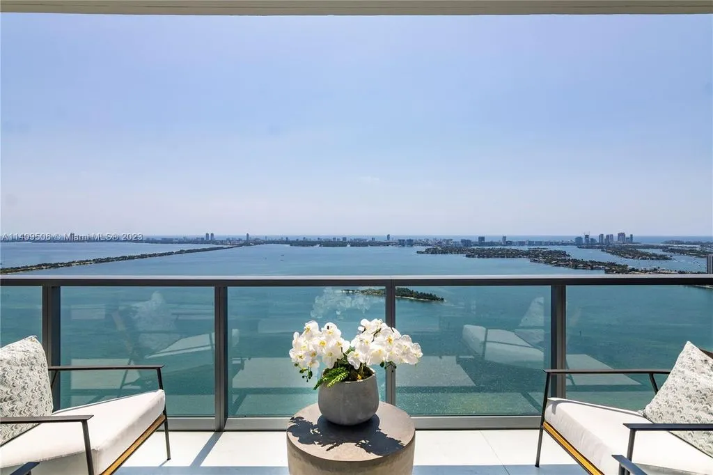 Flat 254m² in USA, Miami. Priced at 4156500€ rent photo-25