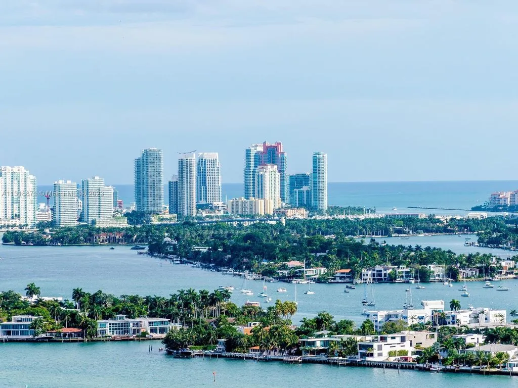 Flat 254m² in USA, Miami. Priced at 4156500€ rent photo-26