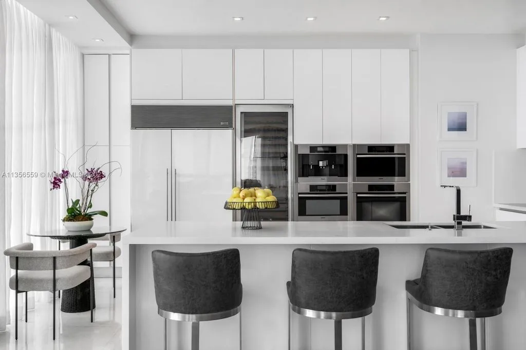 Flat 254m² in USA, Miami. Priced at 4156500€ rent photo-28