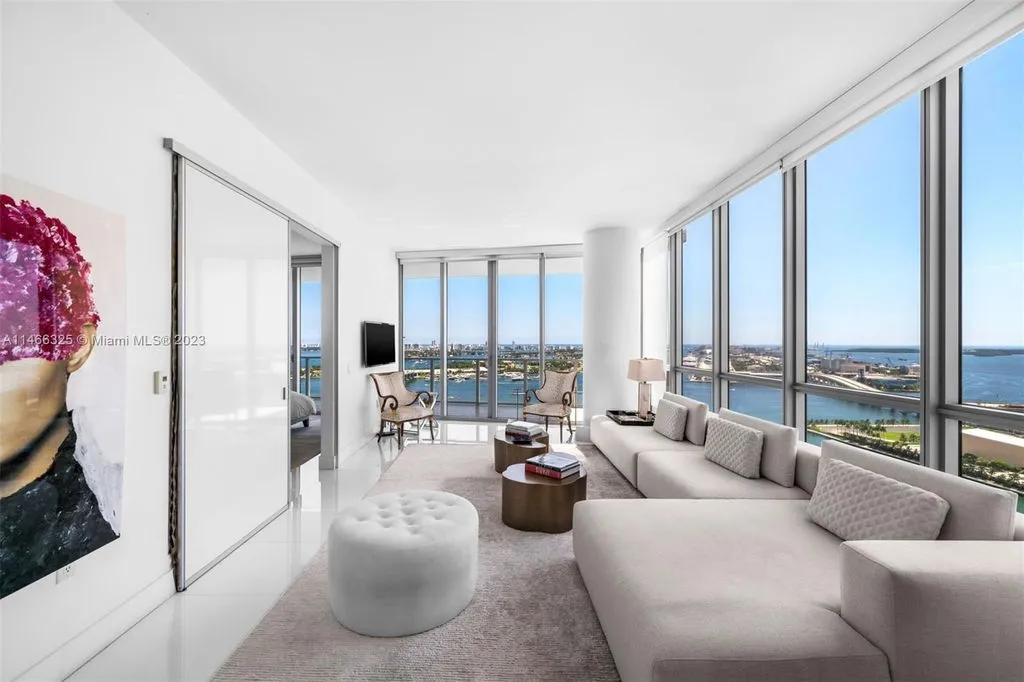 Flat 254m² in USA, Miami. Priced at 4156500€ rent photo-35