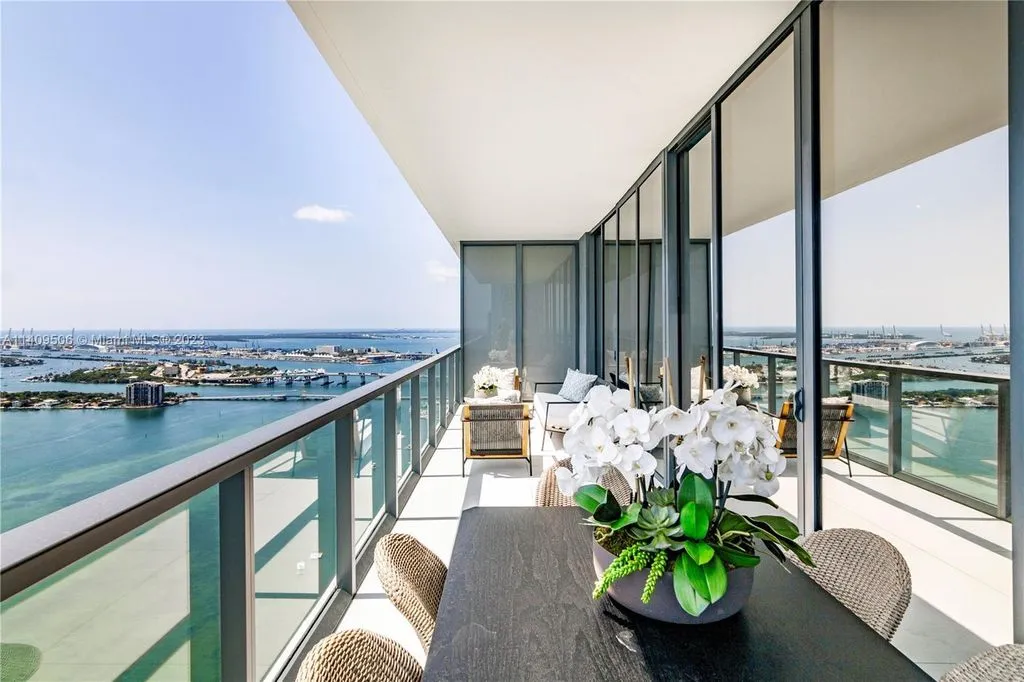 Flat 254m² in USA, Miami. Priced at 4156500€ rent photo-41