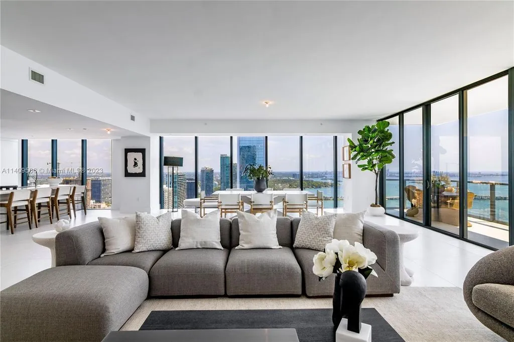 Flat 254m² in USA, Miami. Priced at 4156500€ rent photo-42