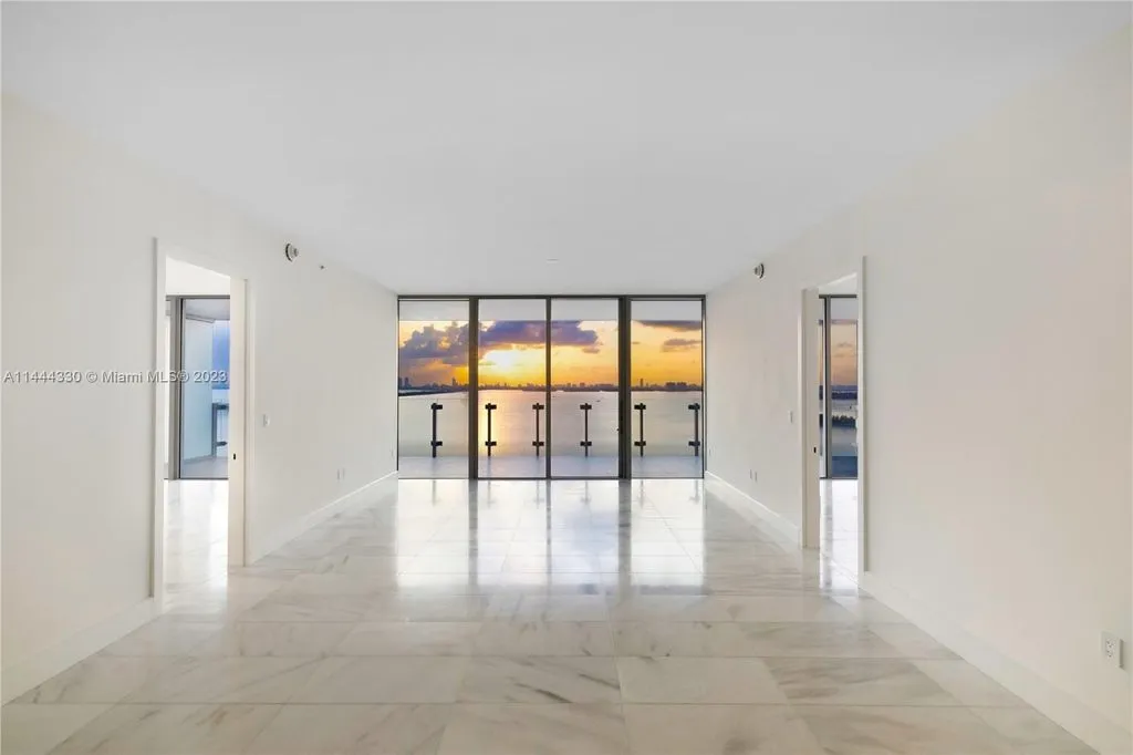 Flat 177m² in USA, Miami. Priced at 2593900€ rent photo-3