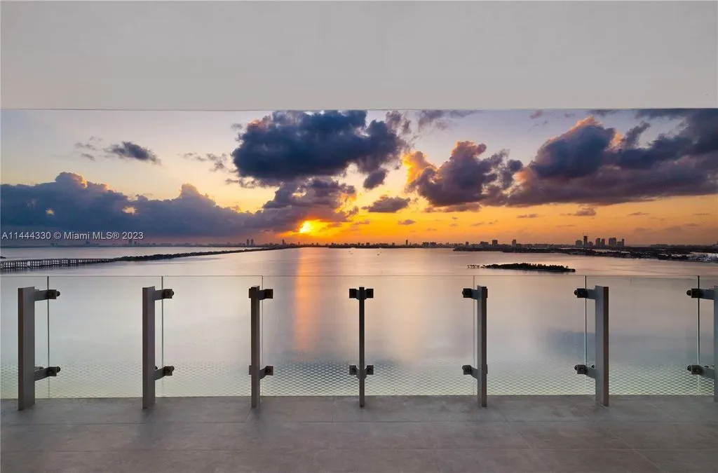 Flat 177m² in USA, Miami. Priced at 2593900€ rent photo-23