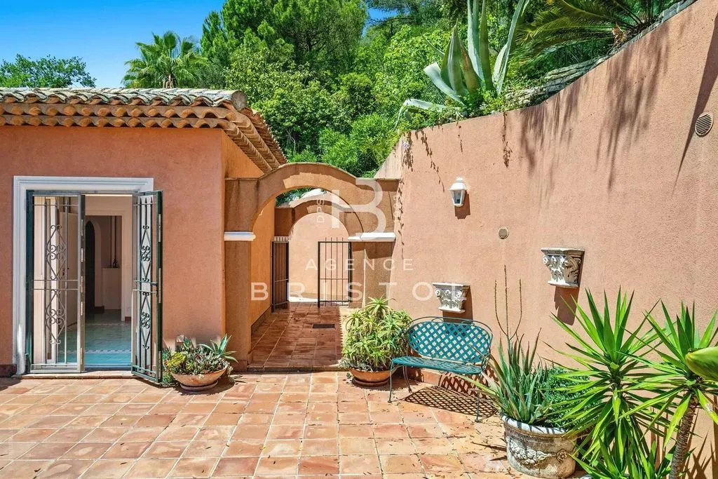 Villa 500m² in France, Villefranche-sur-Mer. Priced at 5500000€ rent photo-1