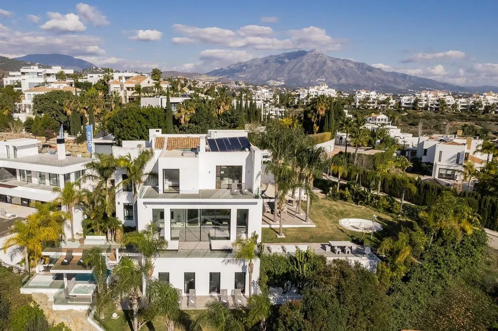 Villa 867m² in Spain, Marbella. Priced at 8400€ rent photo-1