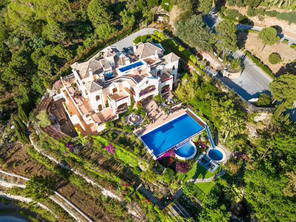 Villa 867m² in Spain, Marbella. Priced at 8400€ rent photo-18