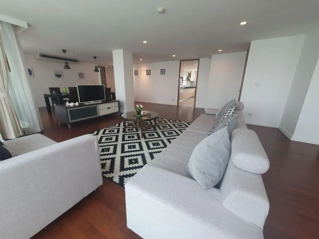 Flat 270m² in Thailand, Bangkok. Priced at 3140€ rent photo-3