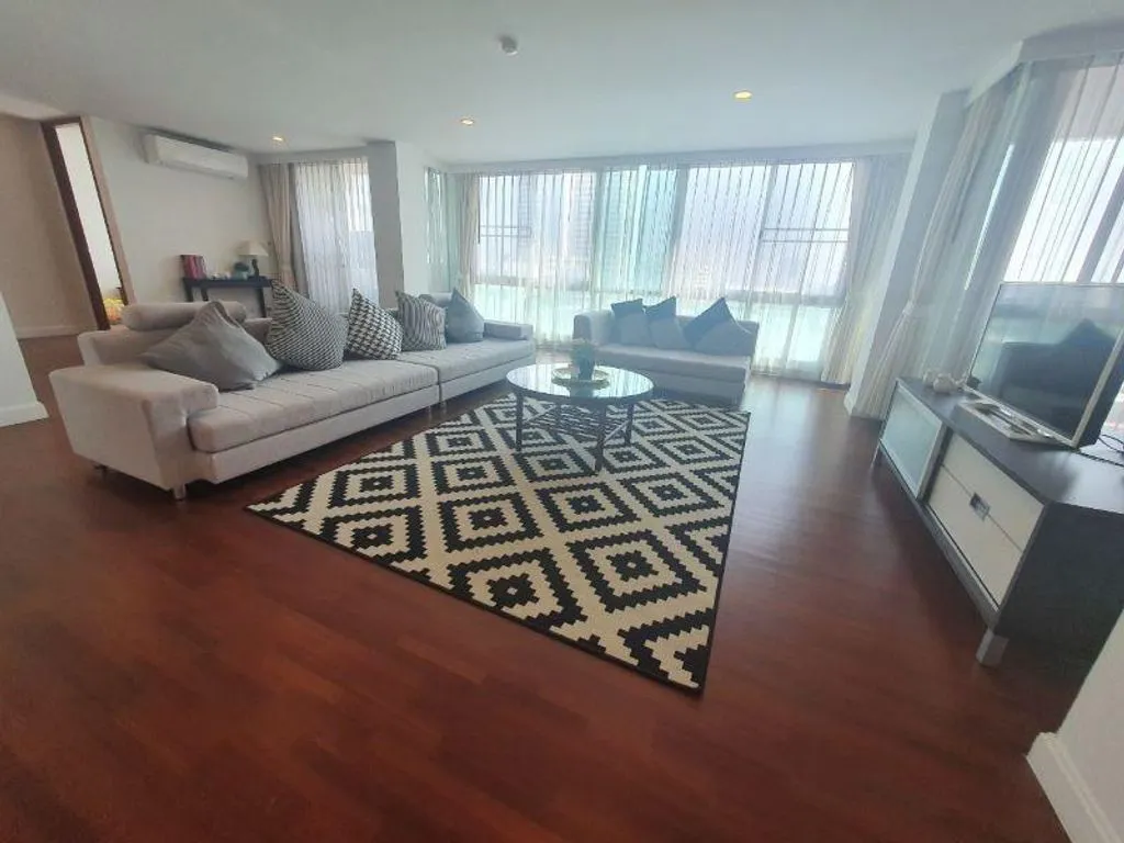 Flat 270m² in Thailand, Bangkok. Priced at 3140€ rent photo-4
