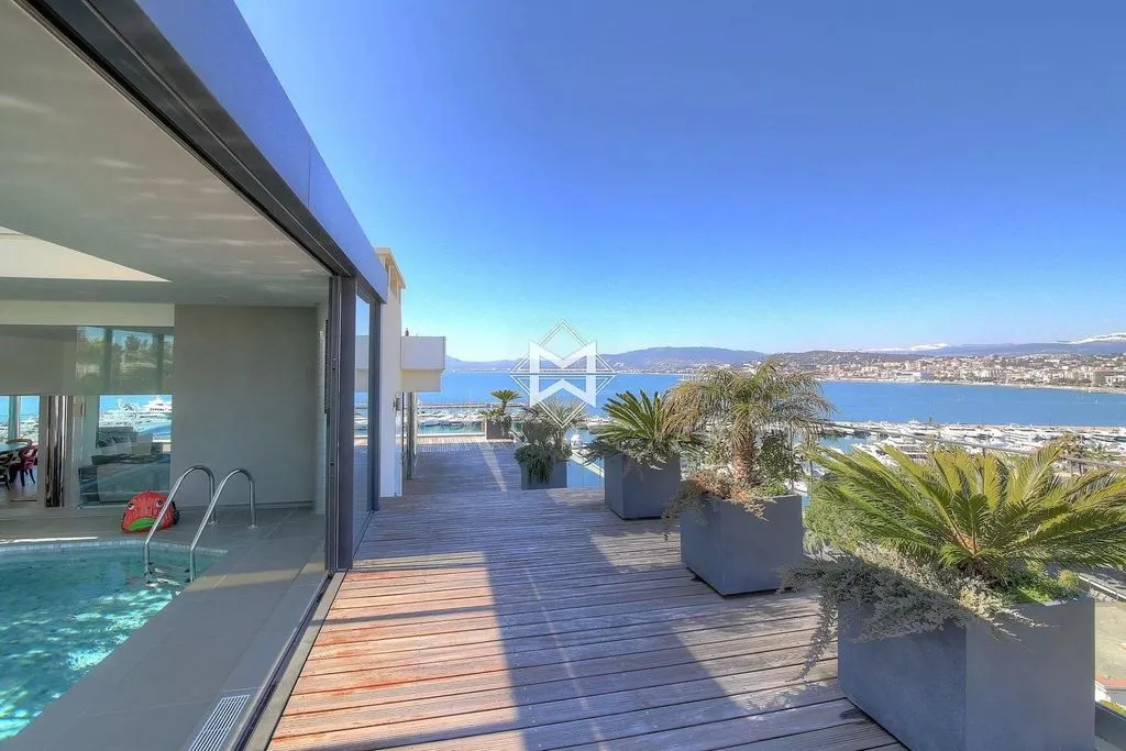 Flat 580m² in France, Cannes. Priced at 50000€ rent photo-3