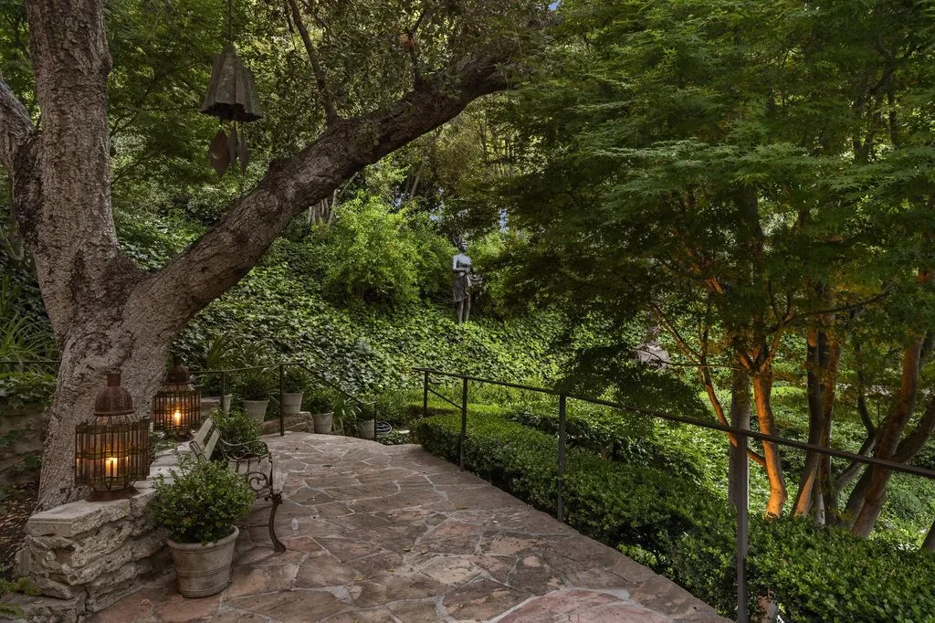 House 399m² in USA, LA. Priced at 18940€ rent photo-2