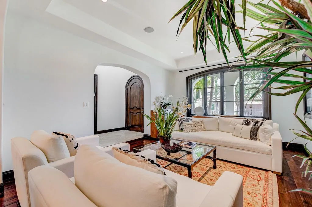 House 399m² in USA, LA. Priced at 18940€ rent photo-7