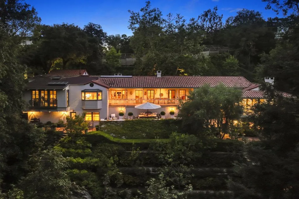 House 399m² in USA, LA. Priced at 18940€ rent photo-8