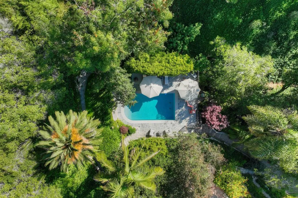 House 399m² in USA, LA. Priced at 18940€ rent photo-9
