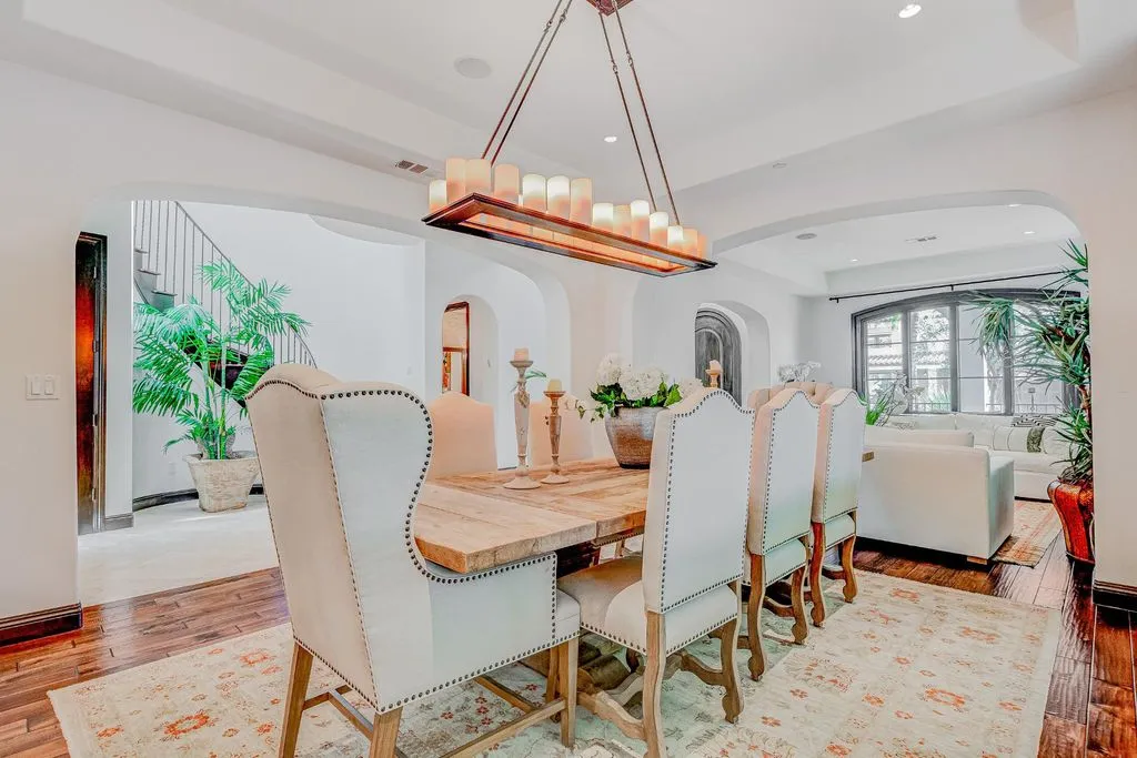 House 399m² in USA, LA. Priced at 18940€ rent photo-11