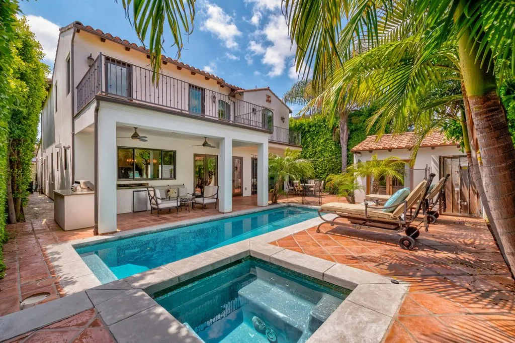 House 399m² in USA, LA. Priced at 18940€ rent photo-12