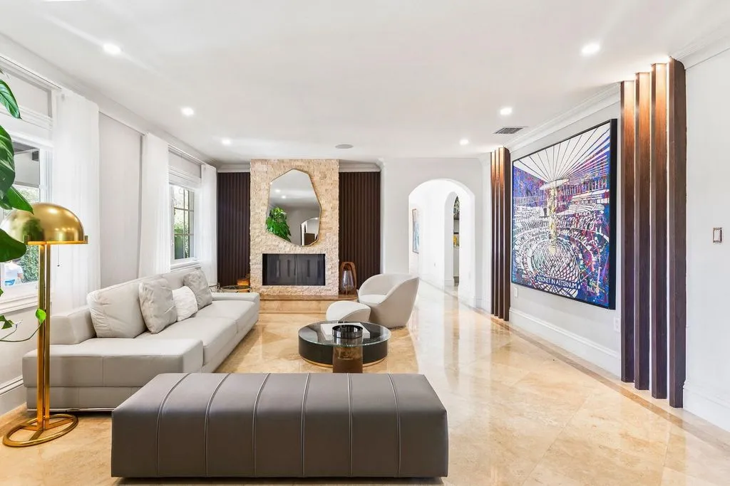 House 472m² in USA, Coral Gables. Priced at 23680€ rent photo-1