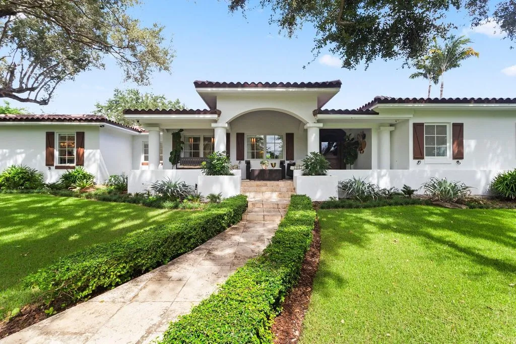 House 472m² in USA, Coral Gables. Priced at 23680€ rent photo-2