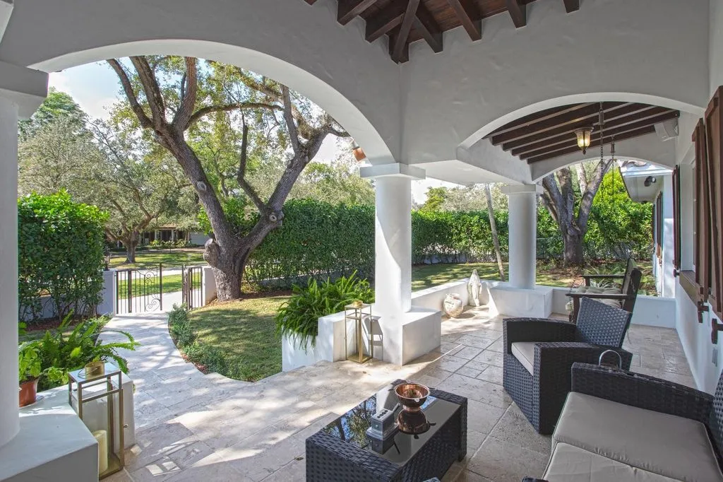 House 472m² in USA, Coral Gables. Priced at 23680€ rent photo-3
