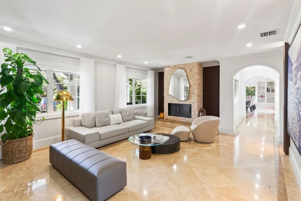 House 472m² in USA, Coral Gables. Priced at 23680€ rent photo-4