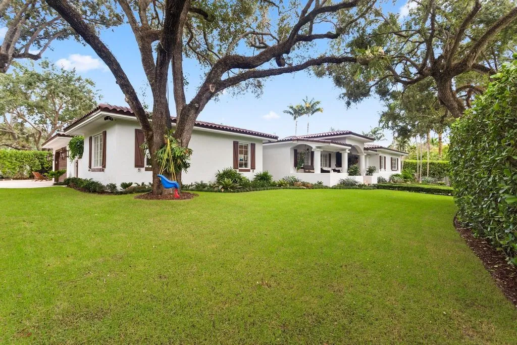 House 472m² in USA, Coral Gables. Priced at 23680€ rent photo-6