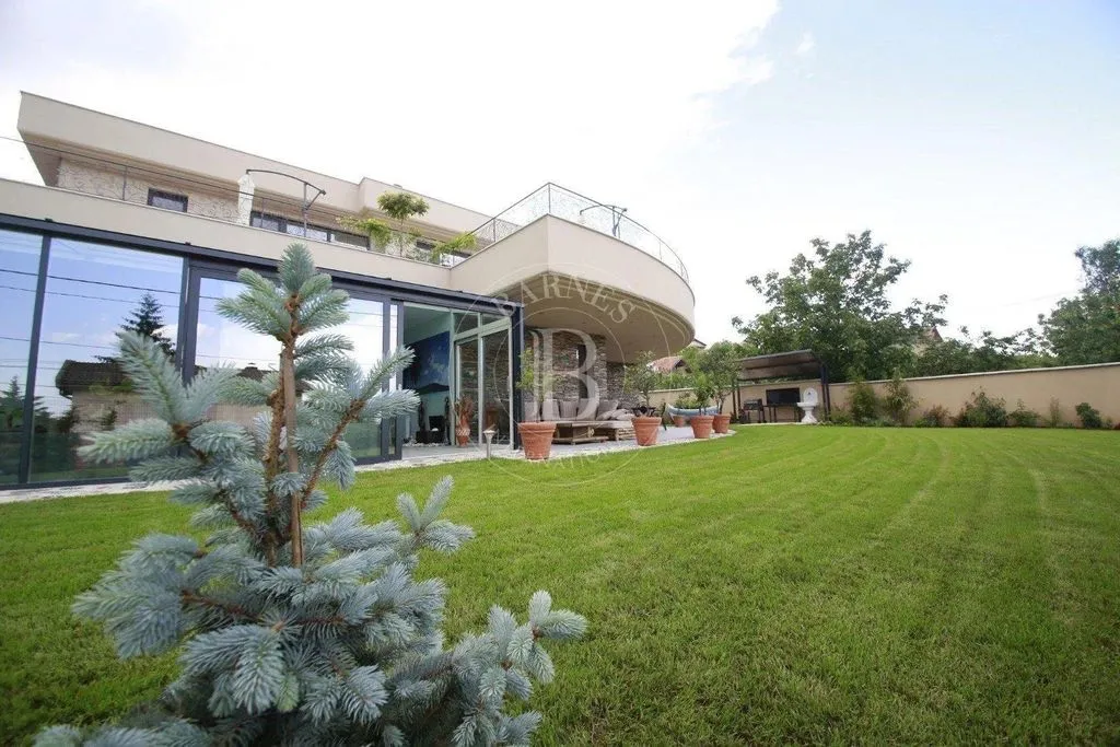 House 1100m² in Bulgaria, Varna. Priced at 1700000€ rent photo-3