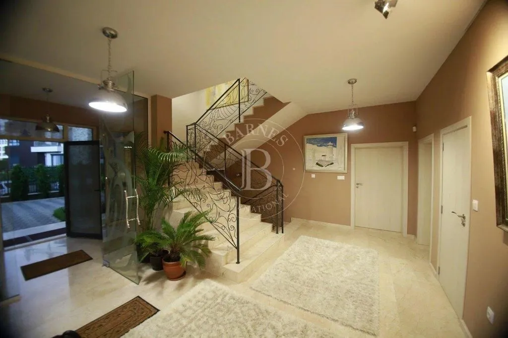 House 1100m² in Bulgaria, Varna. Priced at 1700000€ rent photo-4