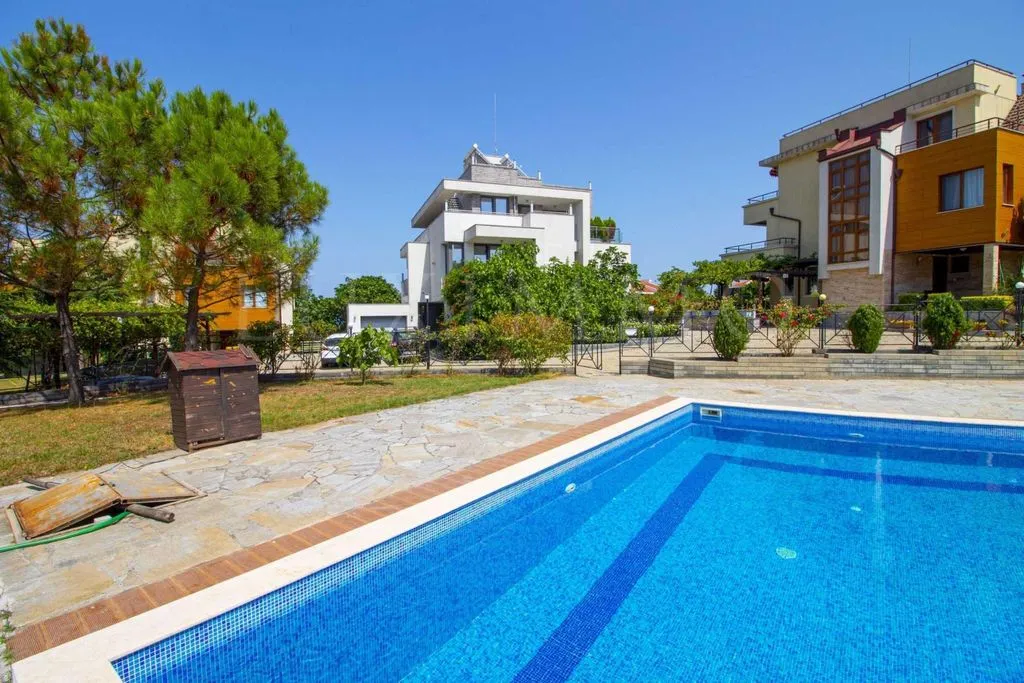 Townhouse 480m² in Bulgaria, Chernomorets. Priced at 895000€ rent photo-2