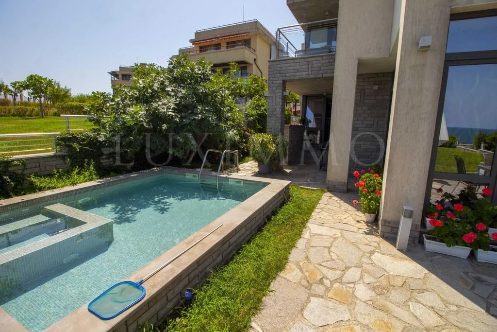 Townhouse 480m² in Bulgaria, Chernomorets. Priced at 895000€ rent photo-3