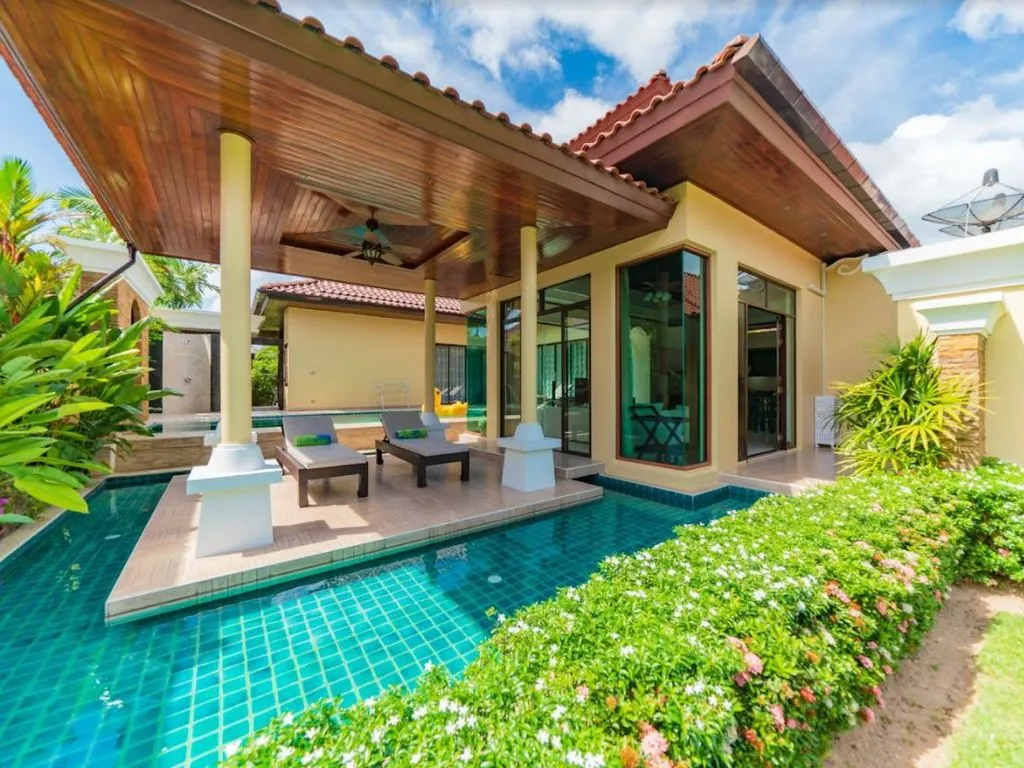 Villa 350m² in Thailand, Bang Tao. Priced at 798400€ rent photo-2