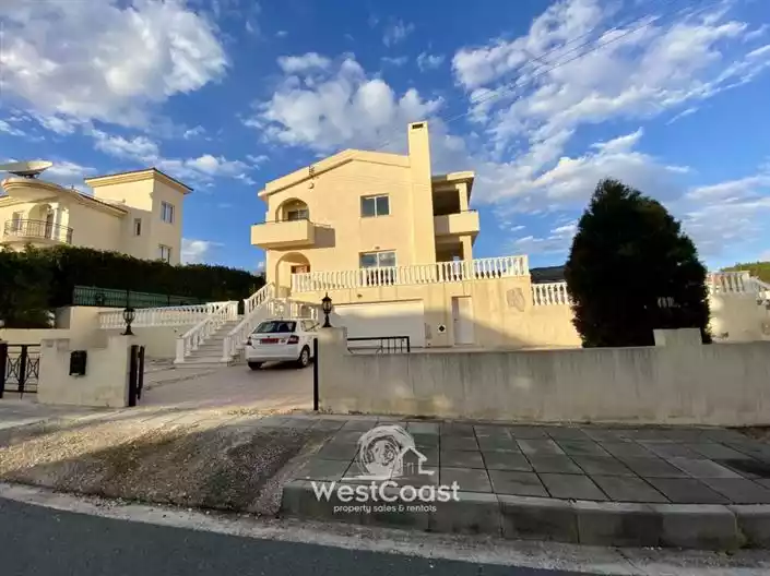 House 150m² in Cyprus, Peyia. Priced at 465000€ rent photo-1