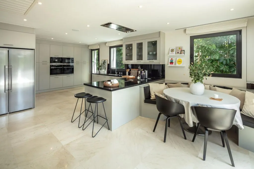 Villa 850m² in Italy, Karimate. Priced at 4850000€ rent photo-5
