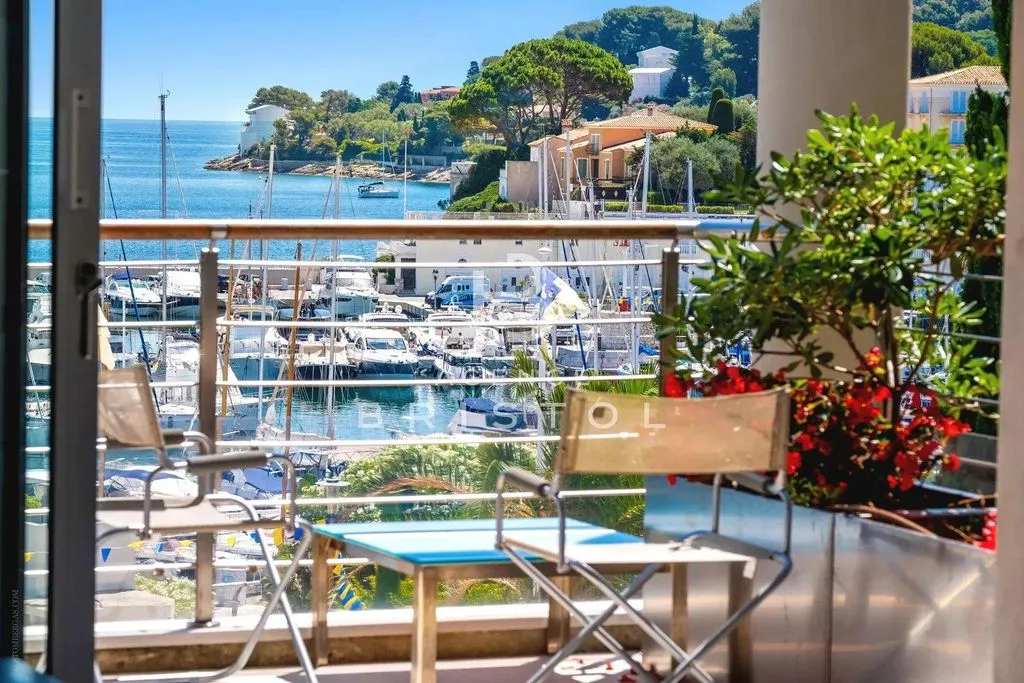 Flat 179m² in Italy, Arma di Taja. Priced at 4700000€ rent photo-4