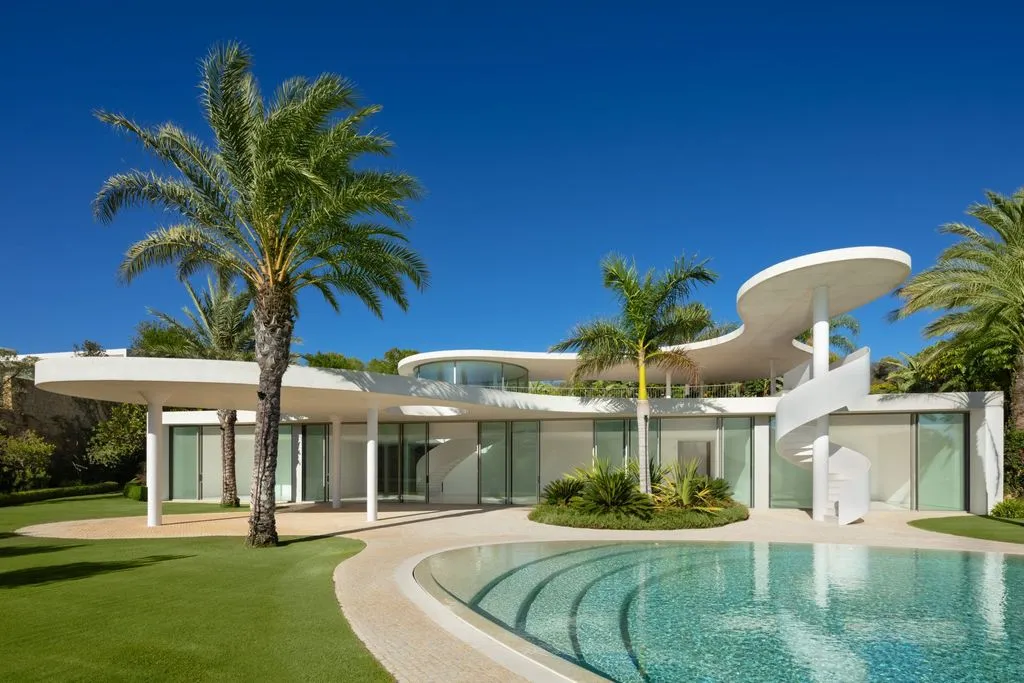 Villa 552m² in Portugal, Gondomar. Priced at 6500000€ rent photo-2