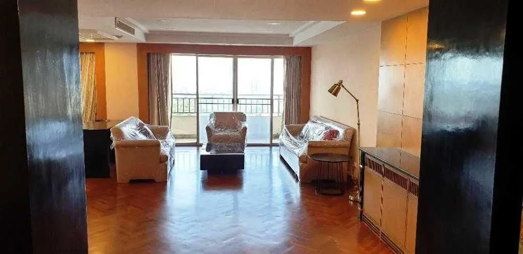 Flat 236m² in Thailand, Bangkok. Priced at 1700€ rent photo-5