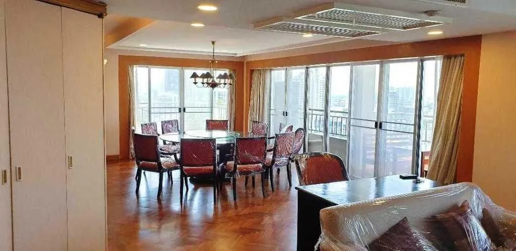 Flat 236m² in Thailand, Bangkok. Priced at 1700€ rent photo-6