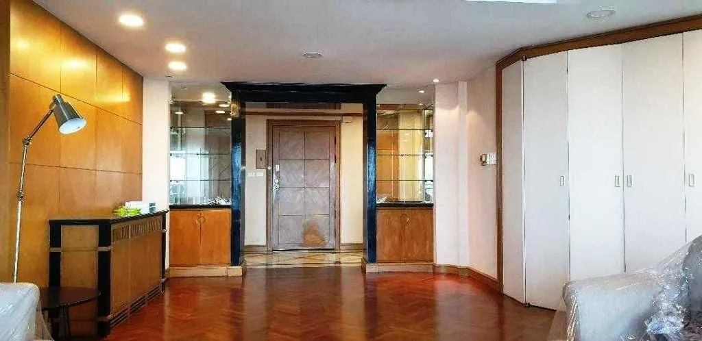 Flat 236m² in Thailand, Bangkok. Priced at 1700€ rent photo-9