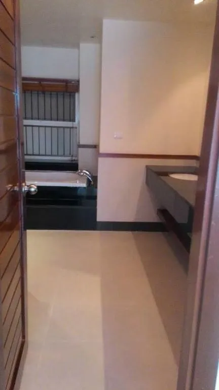 Flat 236m² in Thailand, Bangkok. Priced at 1700€ rent photo-11