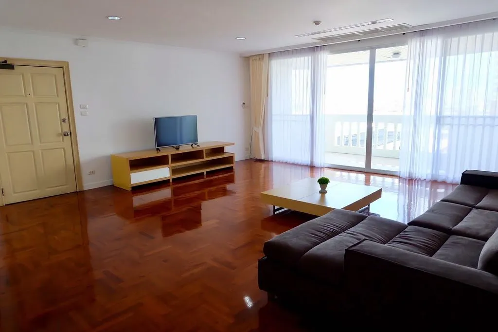 Flat 155m² in Thailand, Bangkok. Priced at 2490€ rent photo-3