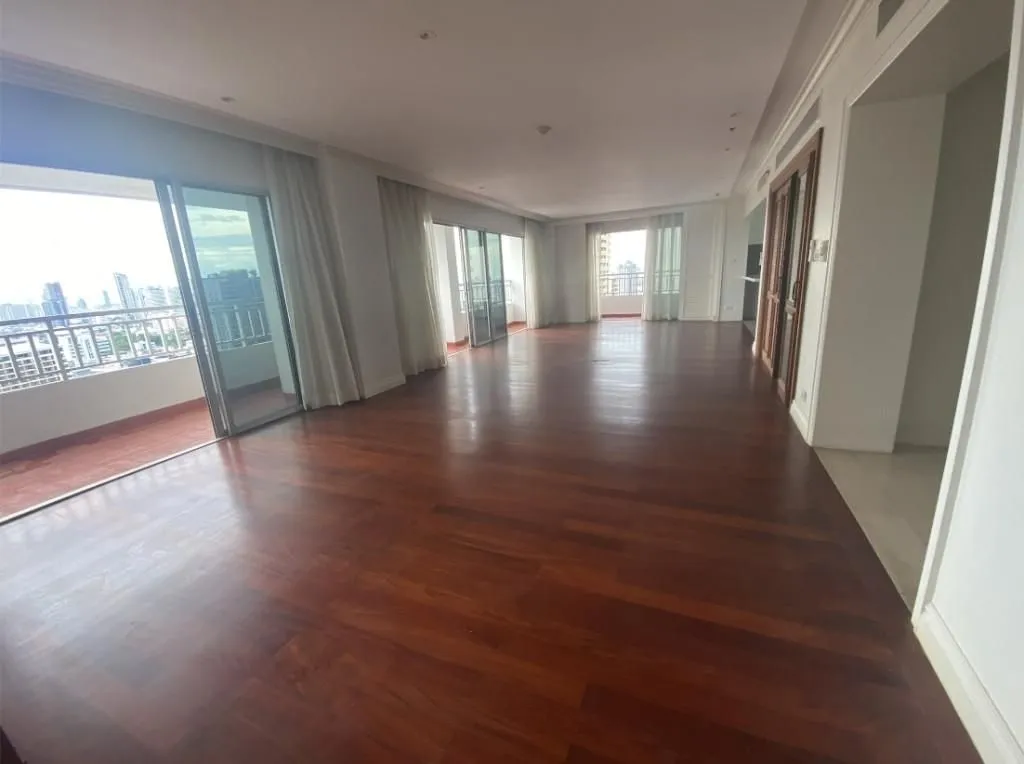 Flat 240m² in Thailand, Bangkok. Priced at 2620€ rent photo-6