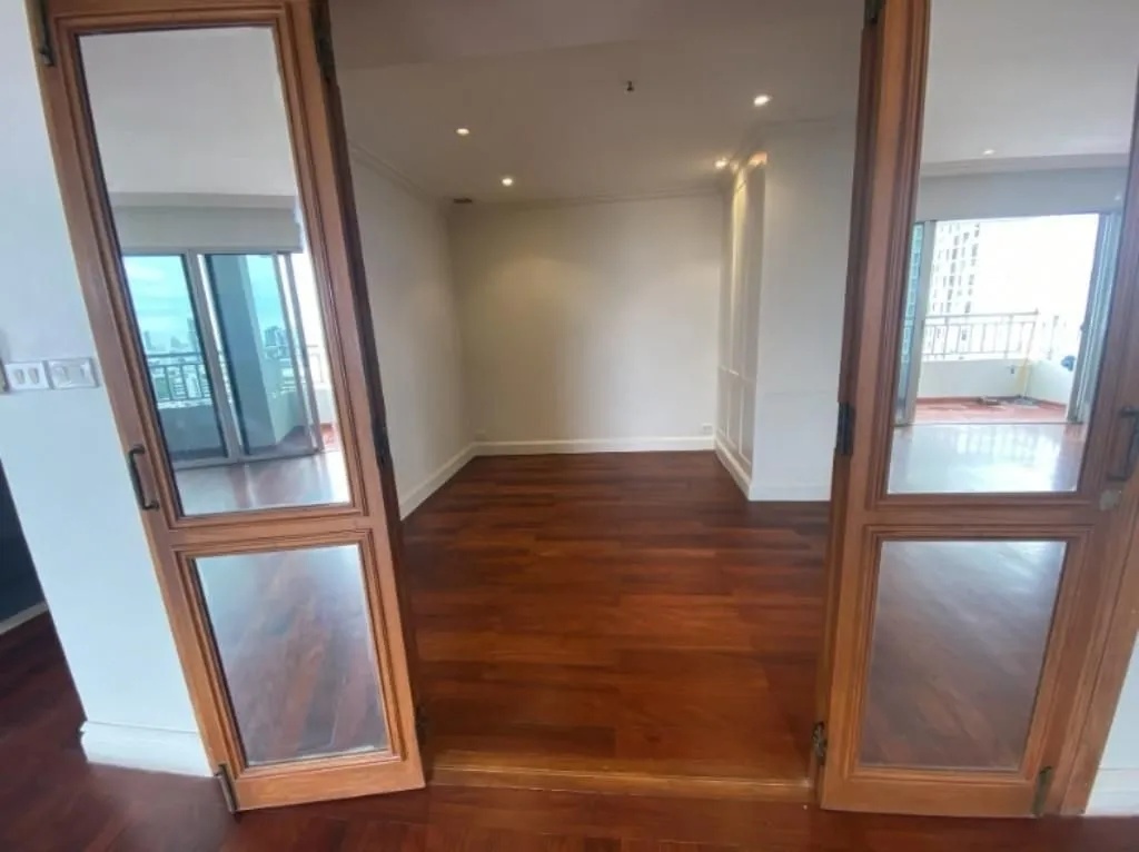 Flat 240m² in Thailand, Bangkok. Priced at 2620€ rent photo-22