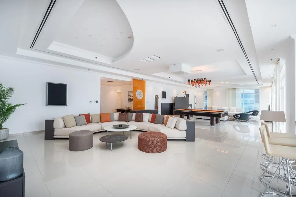 Flat 714m² in UAE, Dubai. Priced at 319400€ rent photo-2