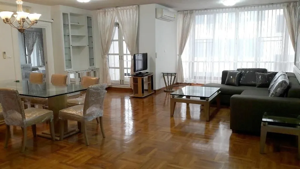 Flat 250m² in Thailand, Bangkok. Priced at 1840€ rent photo-6