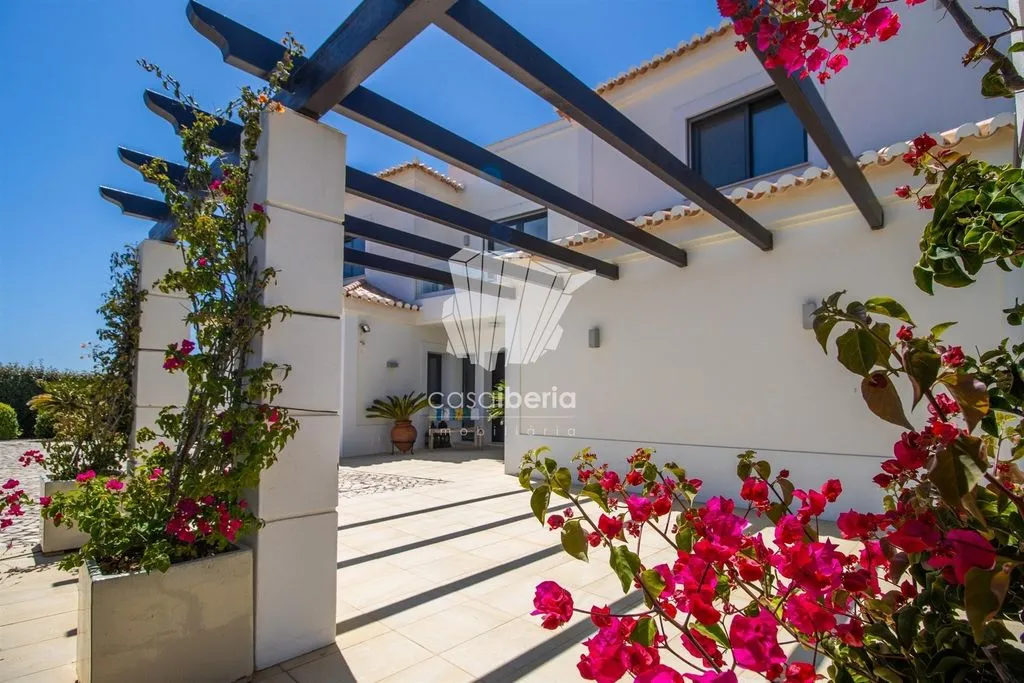 House 297m² in Portugal, Lagoa. Priced at 2000000€ rent photo-2