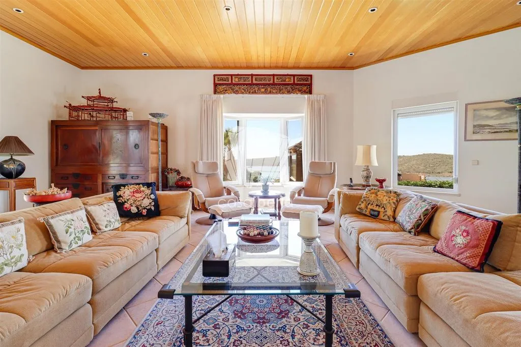 House 369m² in Portugal, Lagoa. Priced at 1750000€ rent photo-3