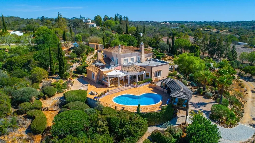 House 369m² in Portugal, Lagoa. Priced at 1750000€ rent photo-4