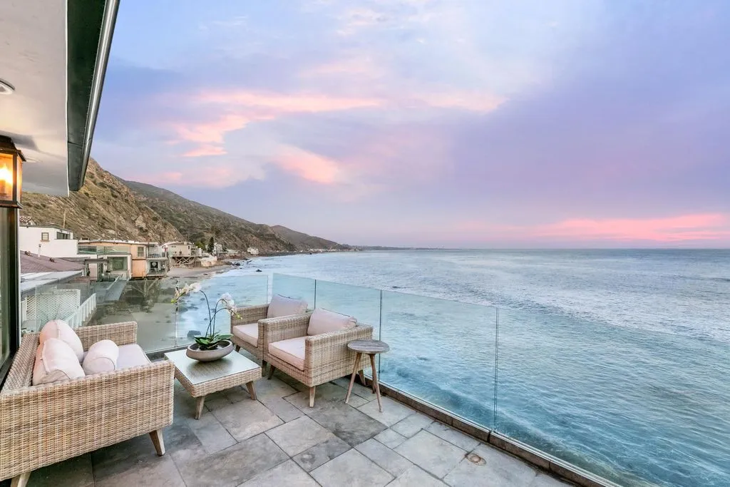 House 177m² in USA, Malibu. Priced at 5015500€ rent photo-3