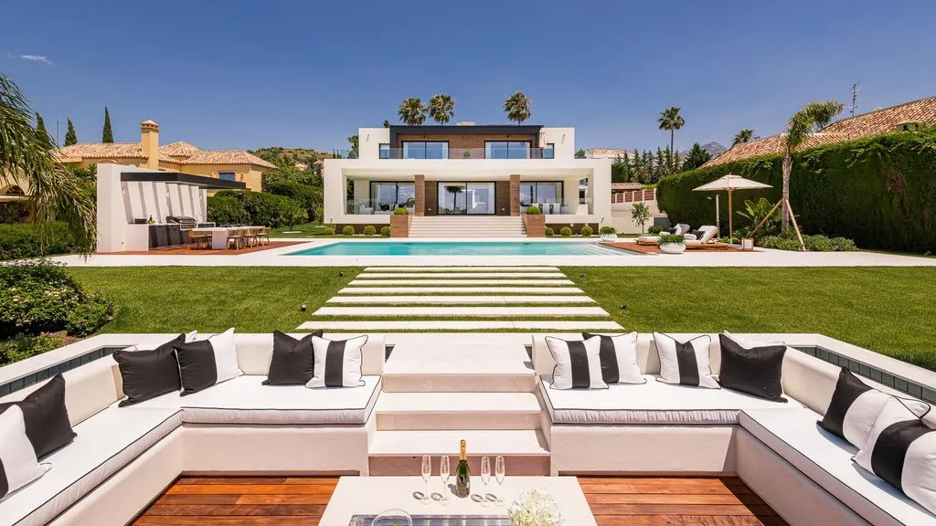 Villa 1072m² in Spain, Marbella. Priced at 45000€ rent photo-13